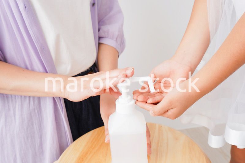 手の殺菌をする親子