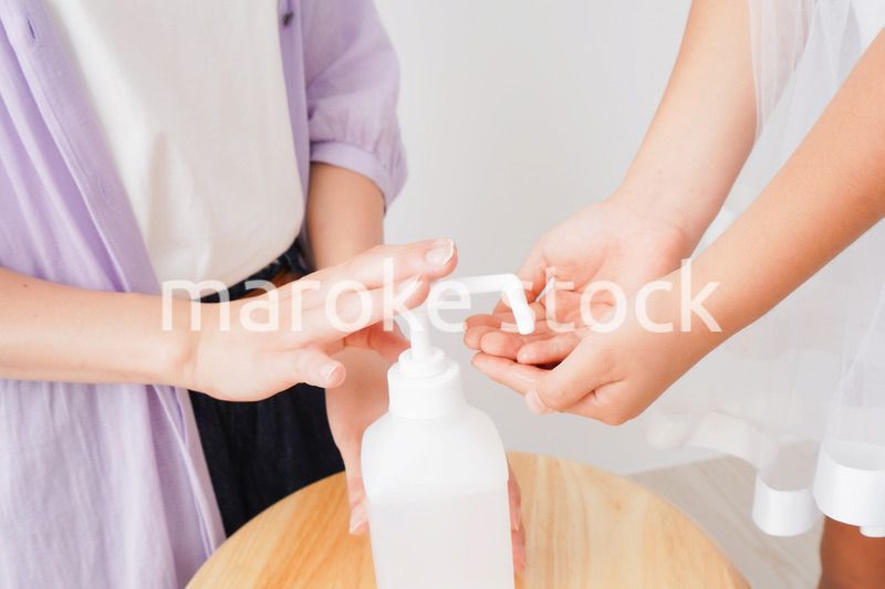 手の殺菌をする親子
