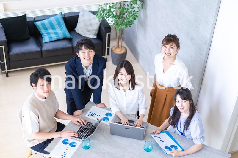 オフィスで仕事をするビジネスパーソン