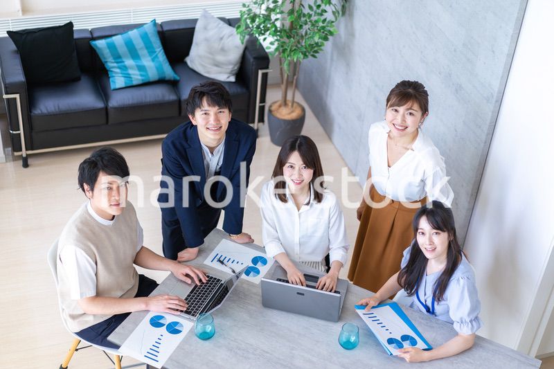 オフィスで仕事をする若いビジネスパーソン