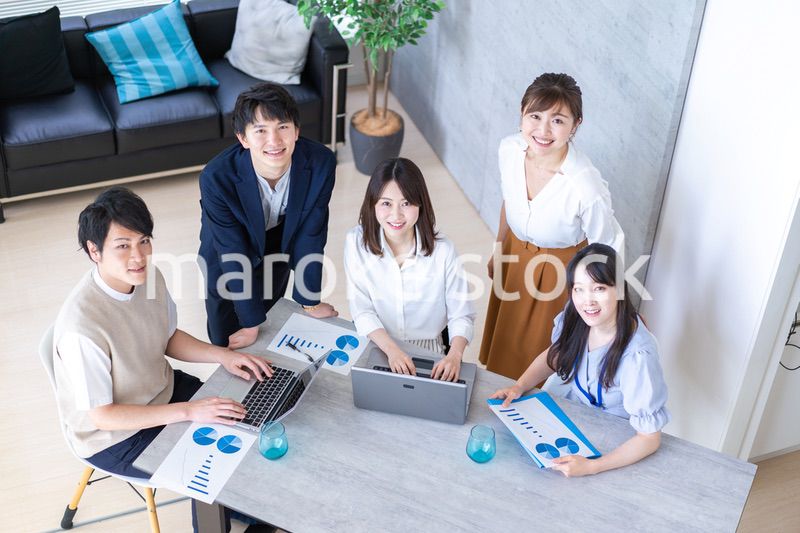 明るいオフィスで働くビジネスパーソン