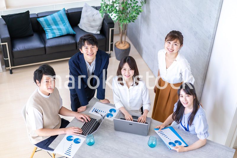 ベンチャー企業で働く若いオフィスワーカー