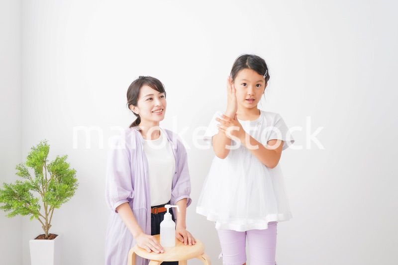 手の殺菌をする親子