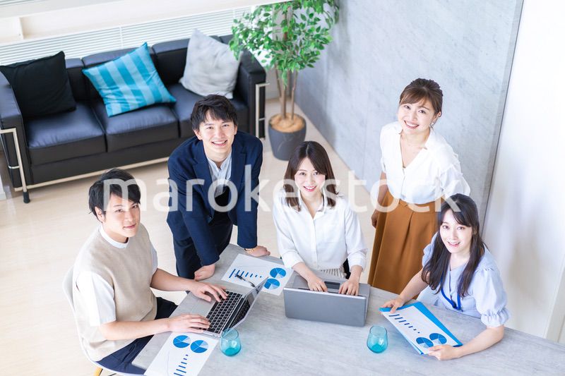 明るいオフィスでミーティングをするビジネスパーソン