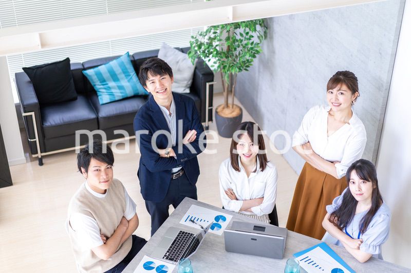 ベンチャー企業で働く若いオフィスワーカー