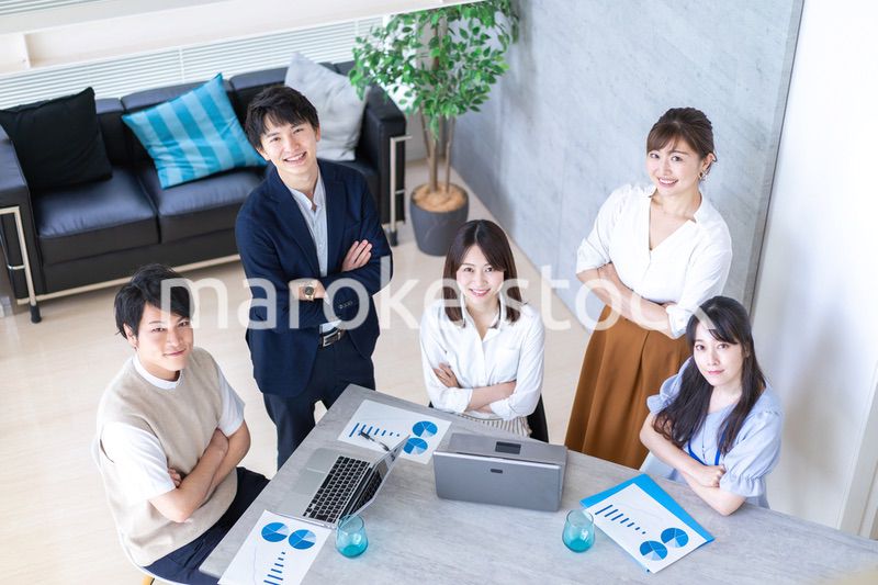 明るいオフィスで働くビジネスパーソン