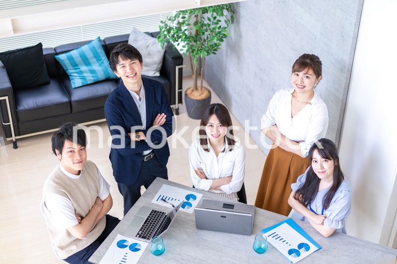 ベンチャー企業で働く若いオフィスワーカー