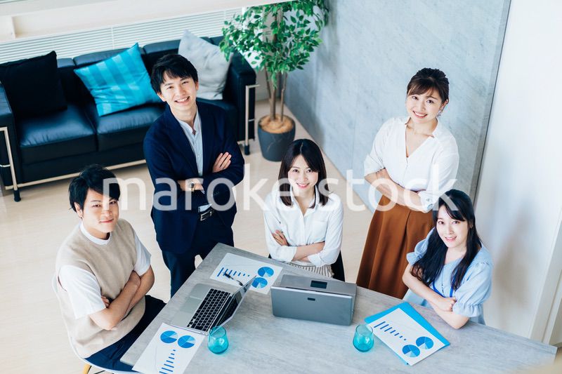 明るいオフィスで働くビジネスパーソン