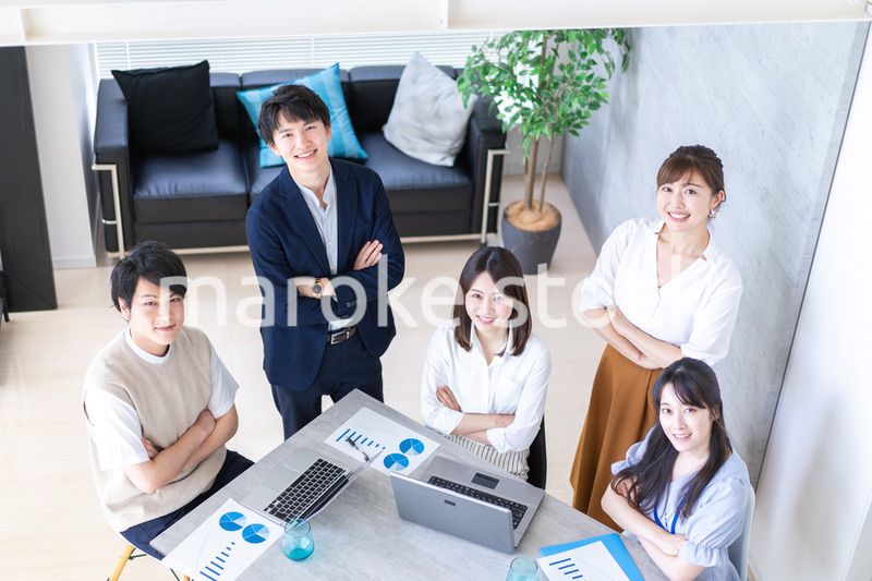 オフィスで仕事をするビジネスパーソン