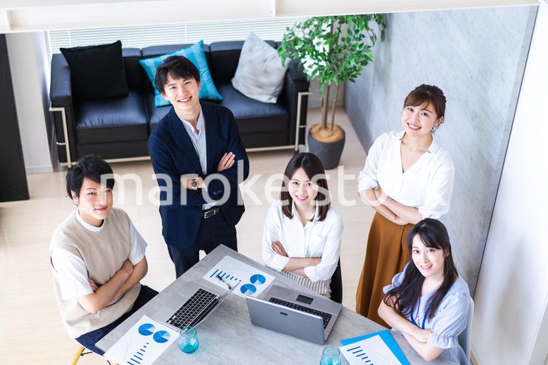 明るいオフィスで働くビジネスパーソン