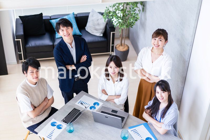 オフィスで仕事をする若いビジネスパーソン