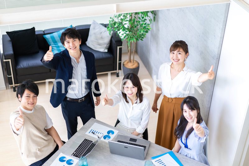 ミーティングをするビジネスパーソン