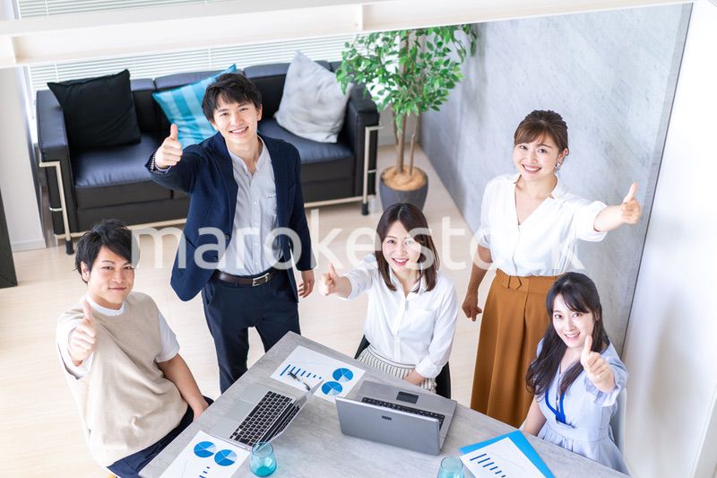 ベンチャー企業で働く若いオフィスワーカー