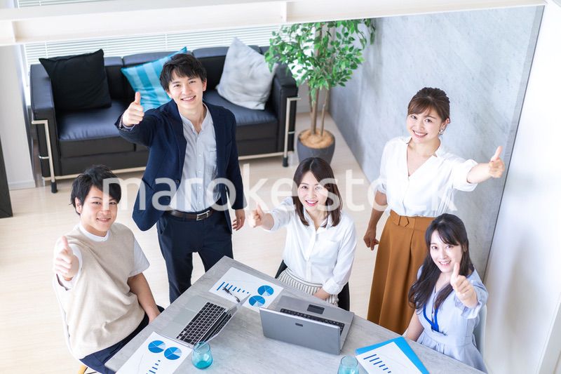 オフィスでビジネスミーティングをする会社員