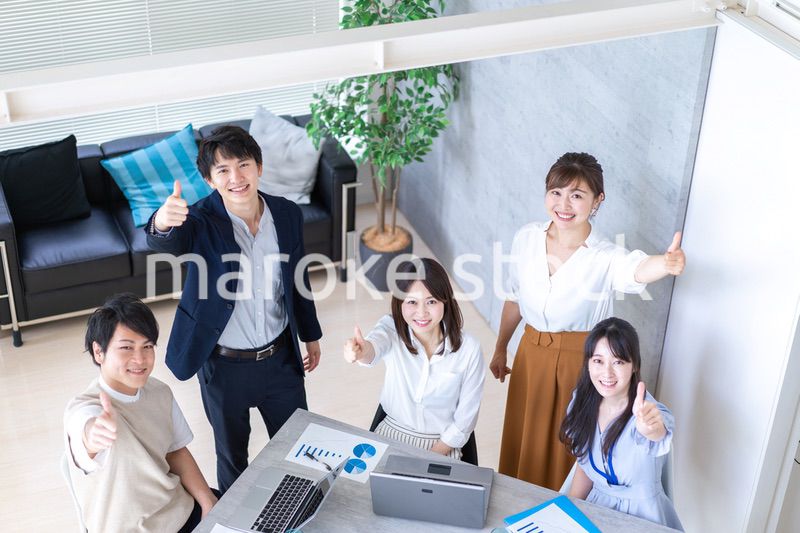 オフィスでビジネスミーティングをする会社員