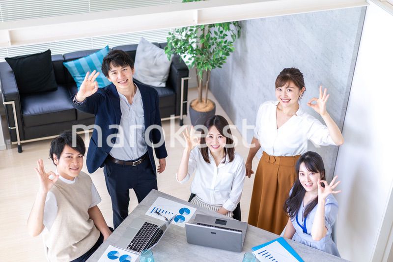 ベンチャー企業で働く若いオフィスワーカー