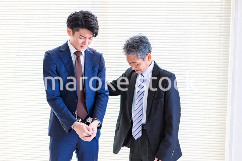 逮捕されたビジネスマンと上司