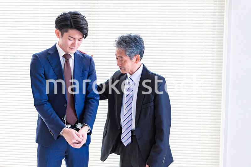 逮捕されたビジネスマンと上司