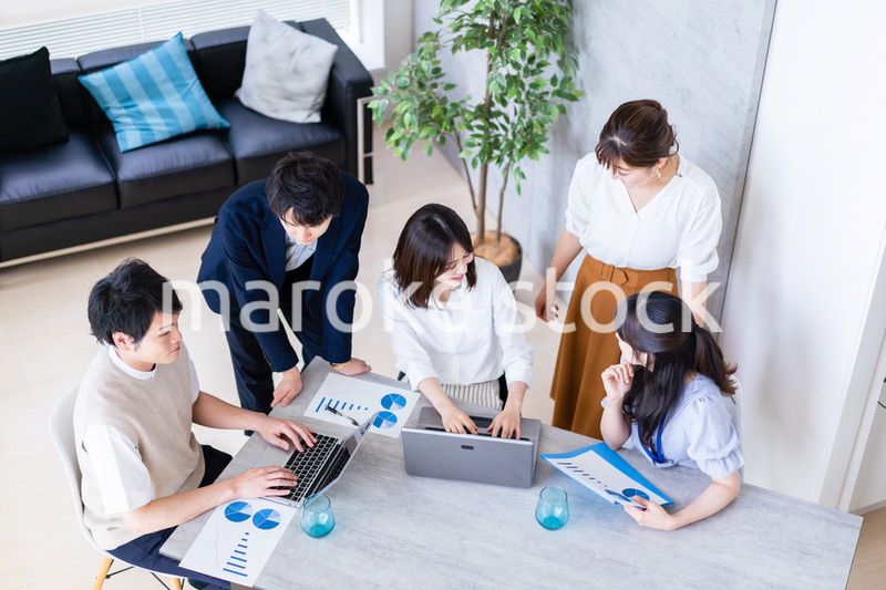 オフィスで仕事をする若いビジネスパーソン