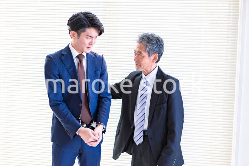 逮捕されたビジネスマンと上司