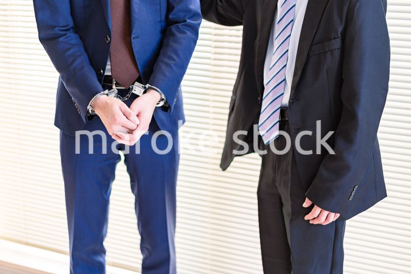 逮捕されたビジネスマンと上司