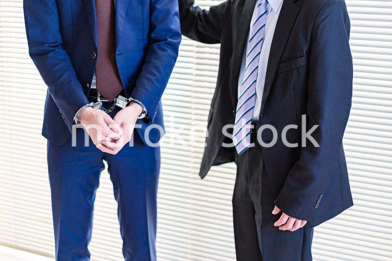 逮捕されたビジネスマンと上司