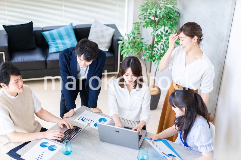 ミーティングをするビジネスパーソン