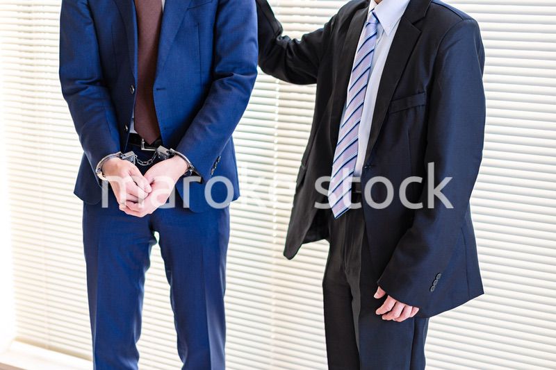 逮捕されたビジネスマンと上司