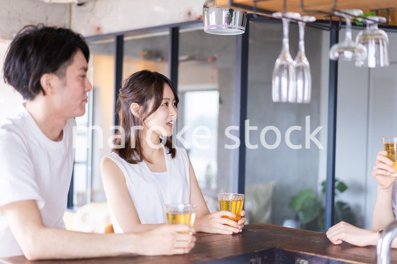 バーでお酒を飲む若者