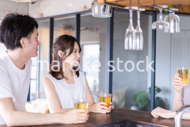 バーでお酒を飲む若者