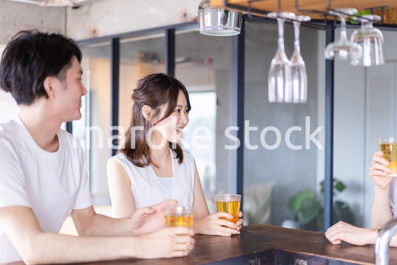バーでお酒を飲む若者