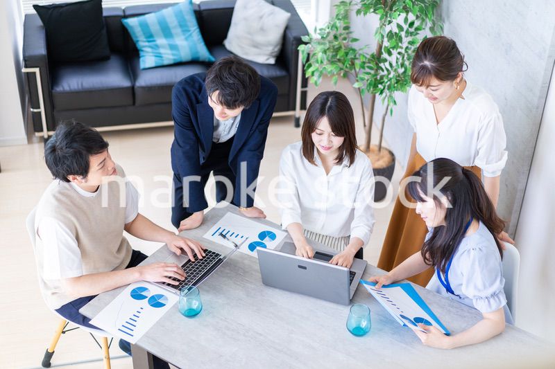 明るいオフィスで働くビジネスパーソン