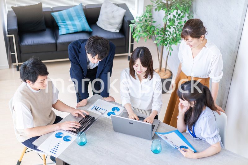 明るいオフィスでミーティングをするビジネスパーソン