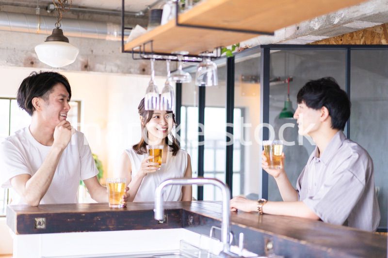 バーでお酒を飲む若者