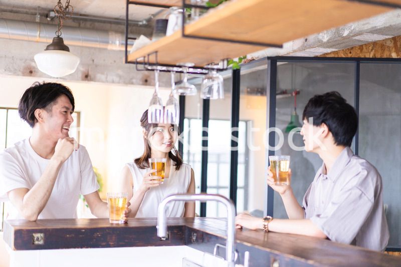 バーでお酒を飲む若者