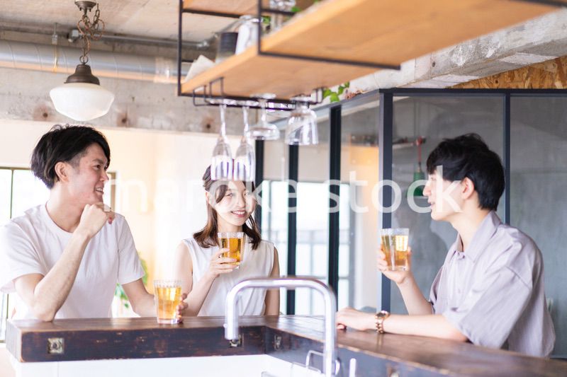 バーでお酒を飲む若者
