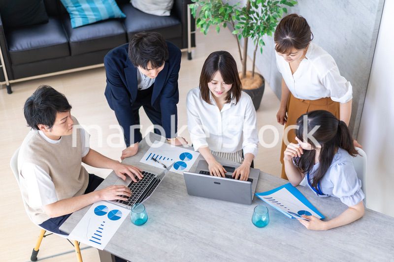 明るいオフィスで働くビジネスパーソン