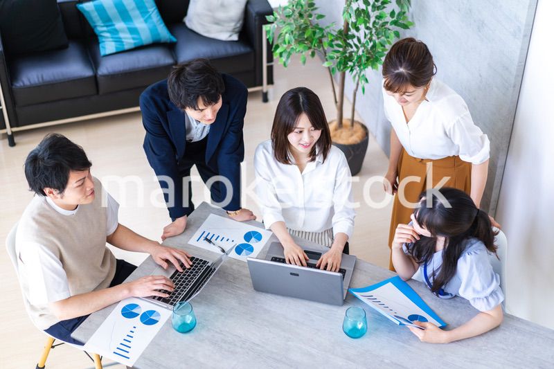 明るいオフィスで働くビジネスパーソン