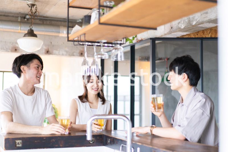 バーで盛り上がる若い男女