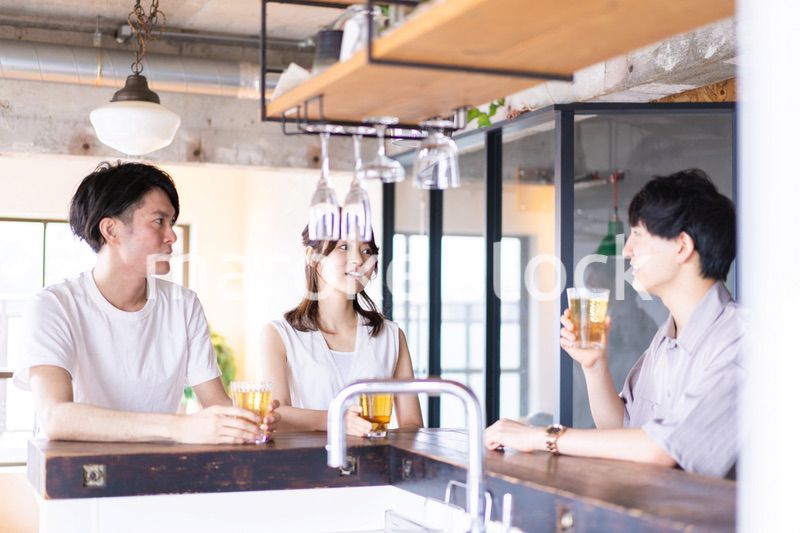 バーでお酒を飲む若者