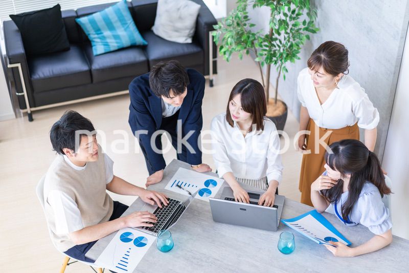 明るいオフィスで働くビジネスパーソン