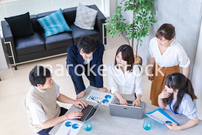 明るいオフィスで働くビジネスパーソン