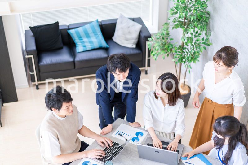 ベンチャー企業で働く若いオフィスワーカー