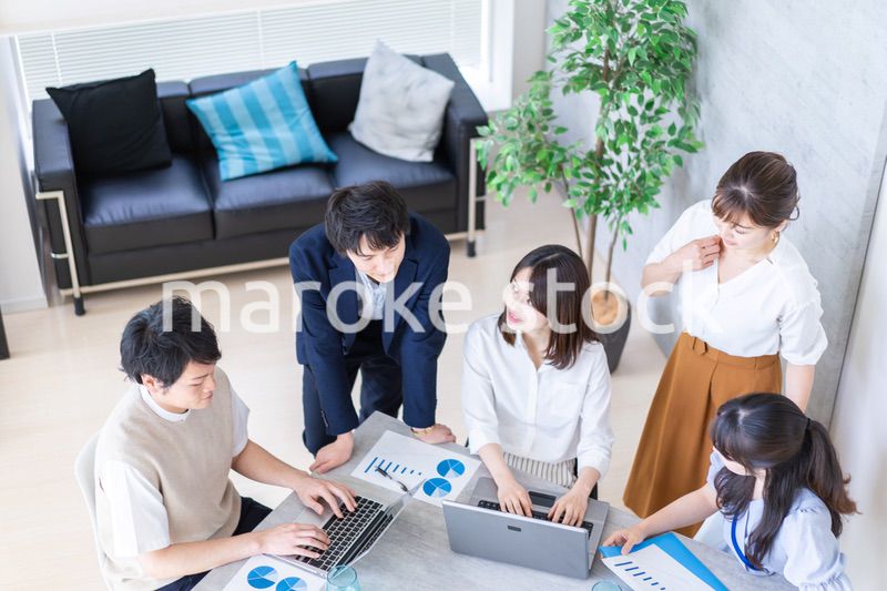 オフィスでビジネスミーティングをする会社員