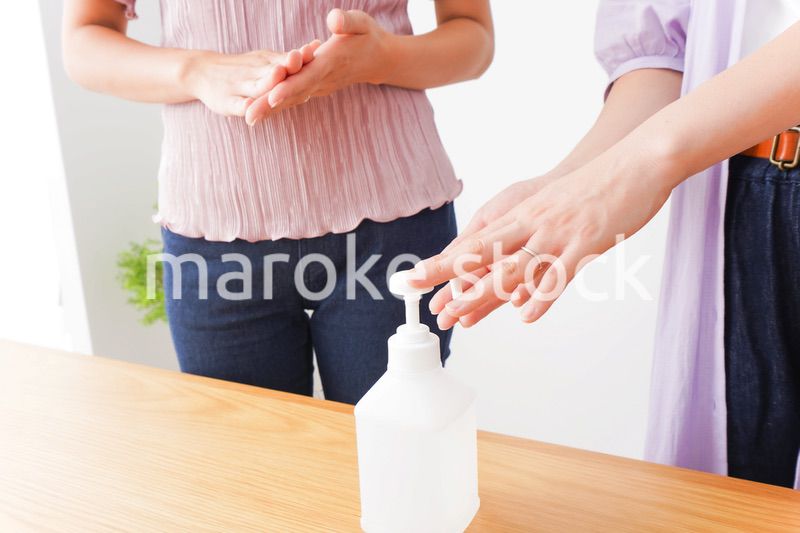 フェイスシールドをして話す若い女性