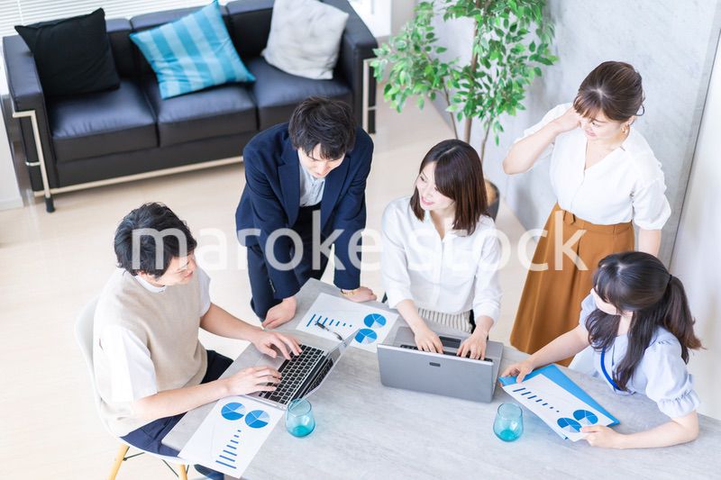 オフィスで仕事をするビジネスパーソン