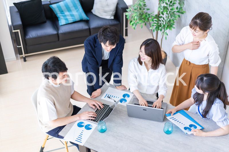 明るいオフィスで働くビジネスパーソン