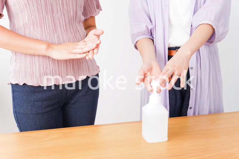 フェイスシールドをして話す若い女性