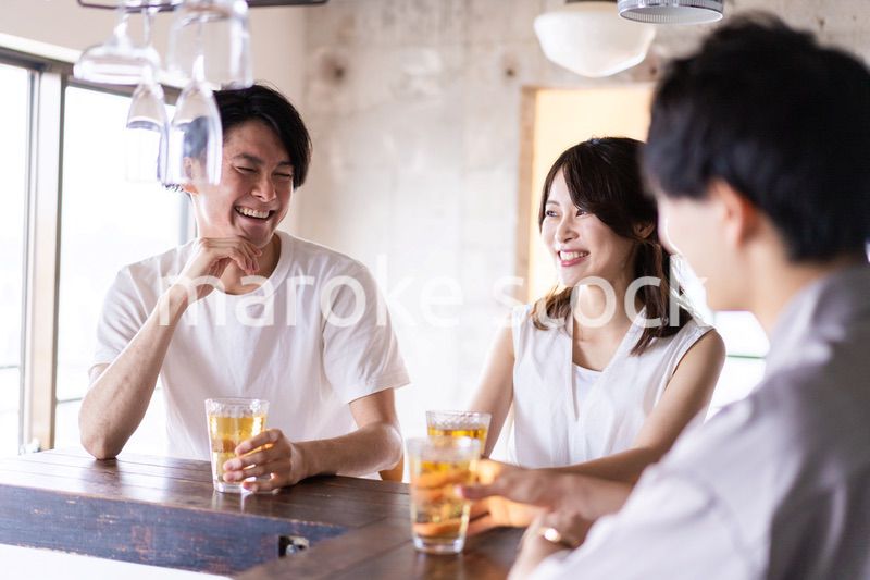 バーでお酒を飲む若者