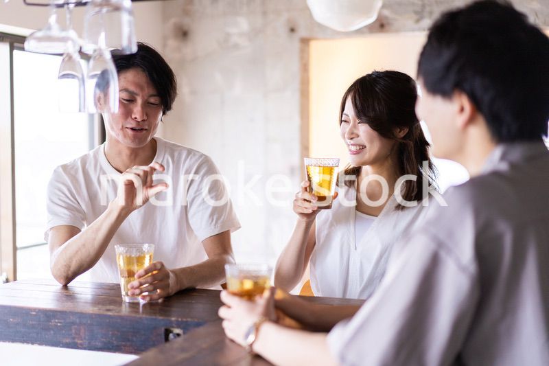 バーでお酒を飲む若者